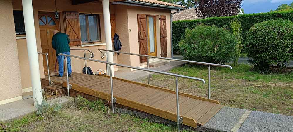 Rampe d'accès aluminium installée devant une entrée à Rennes