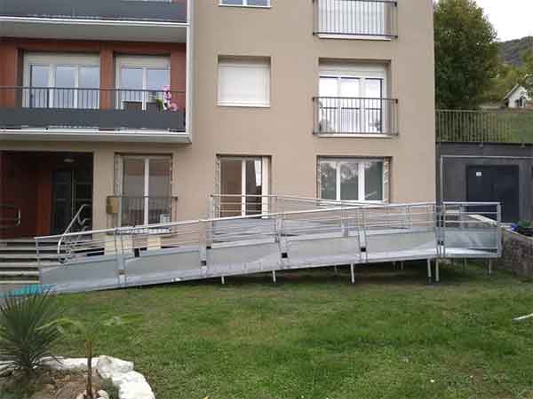 Chantier d'installation de rampe PMR réalisé à Rennes